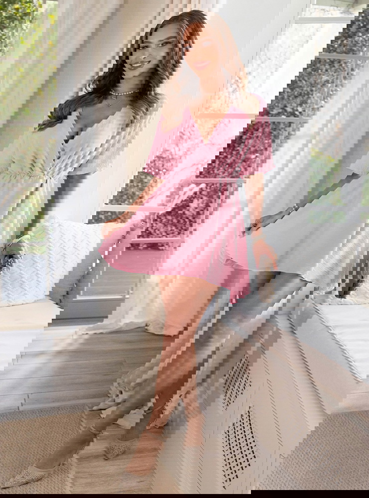 Pudrowy kombinezon jak sukienka z...