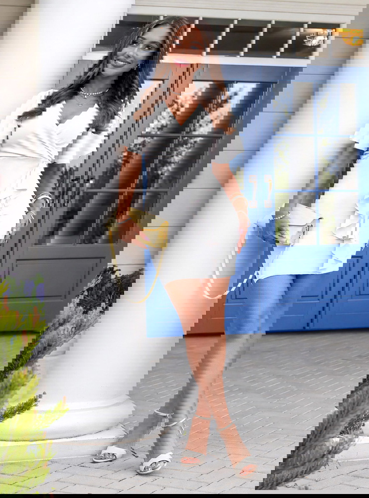 Biała sukienka z przekładanym...