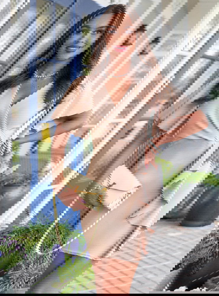 Jasnobeżowa sukienka z przekładanym...