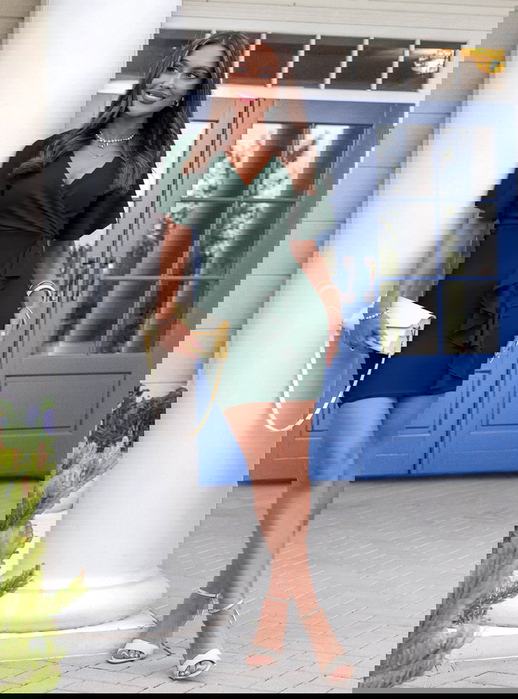 Sukienka z przekładanym dekoltem...