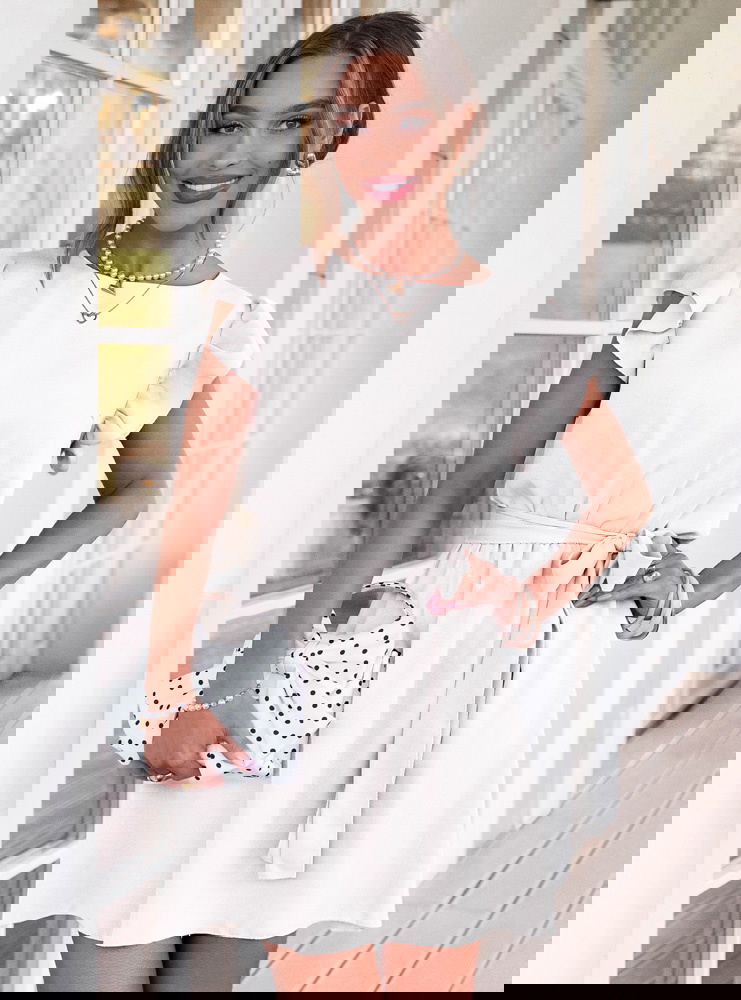 Biała sukienka z wiązaniem w talii...