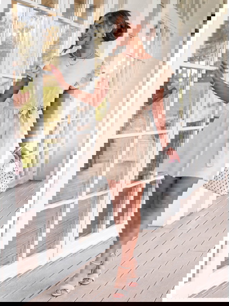 Beżowa sukienka z wiązaniem...