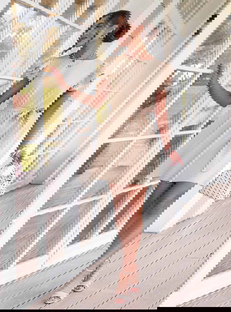 Beżowa sukienka z wiązaniem w talii...