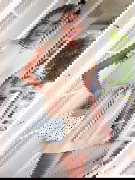 Beżowa sukienka z wiązaniem... 2