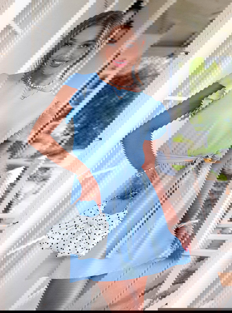 Błękitna sukienka z wiązaniem w talii...