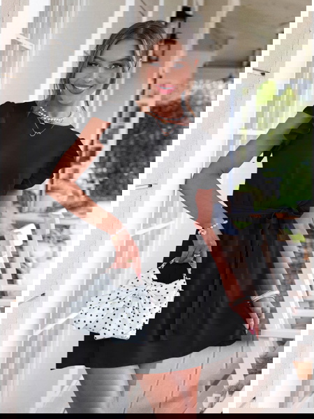 Czarna sukienka z wiązaniem...