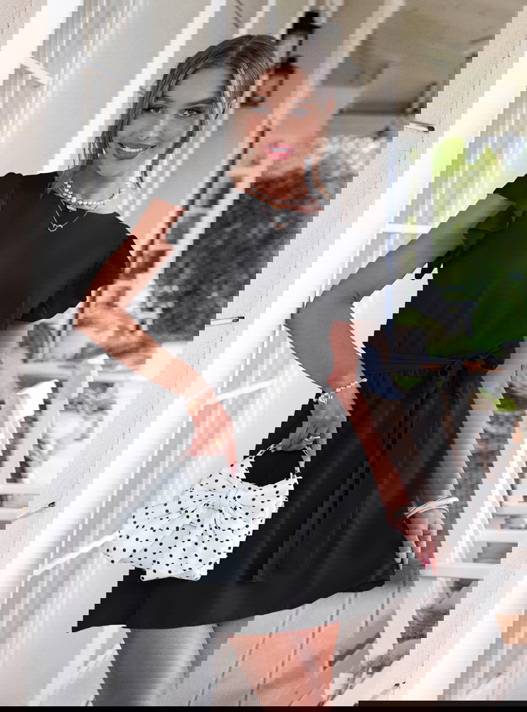 Czarna sukienka z wiązaniem w talii...