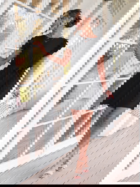 Czarna sukienka z wiązaniem... 2