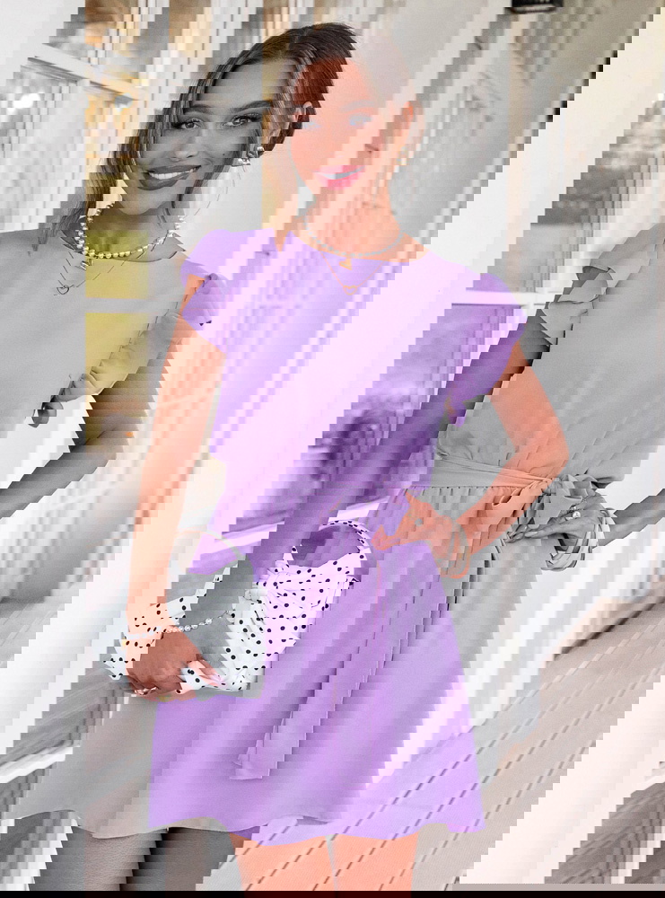 Liliowa sukienka z wiązaniem w talii...