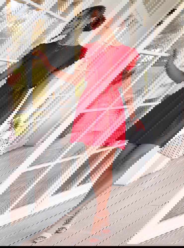 Malinowa sukienka z wiązaniem w talii...