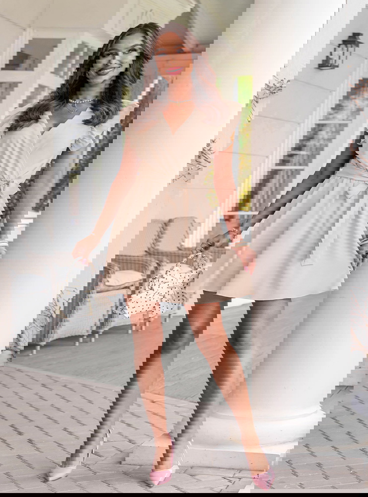 Beżowa sukienka z przekładanym...