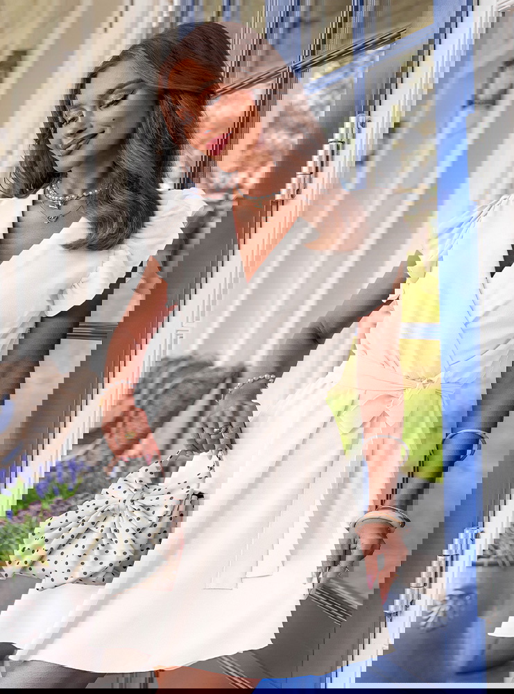 Biała sukienka z przekładanym...