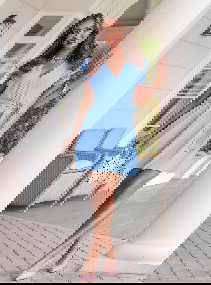 Błękitna sukienka z przekładanym...