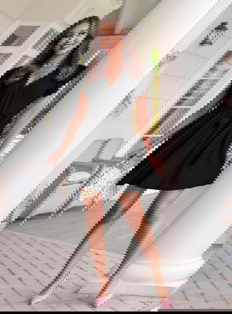 Czarna sukienka z przekładanym...