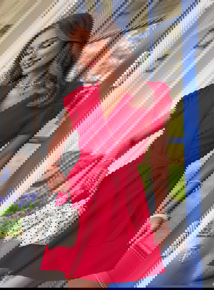 Malinowa sukienka z przekładanym...