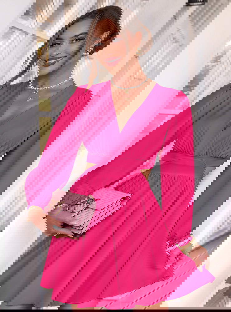 Sukienka rozkloszowana z wycięciem...