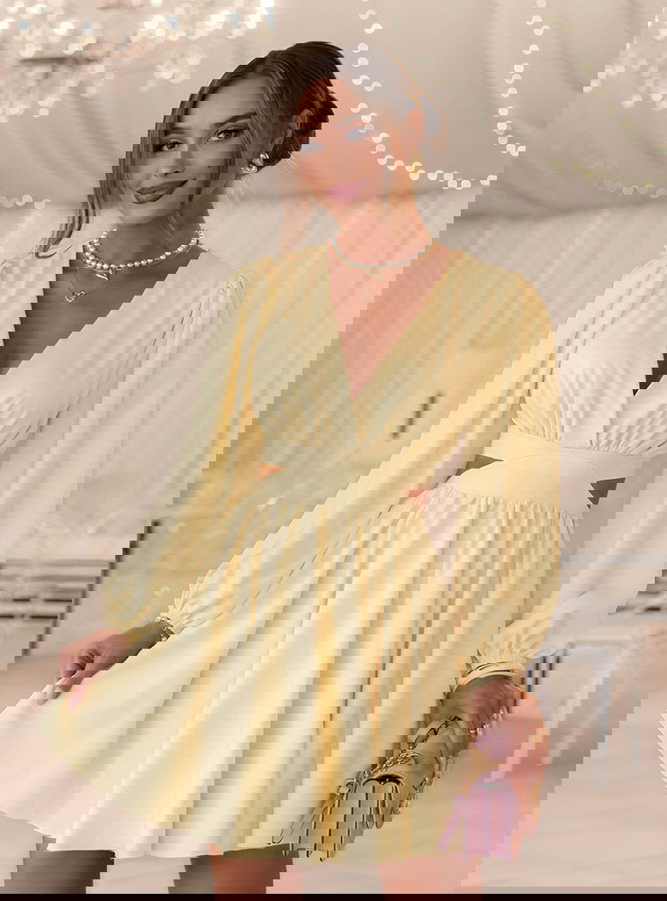 Sukienka rozkloszowana z wycięciem...