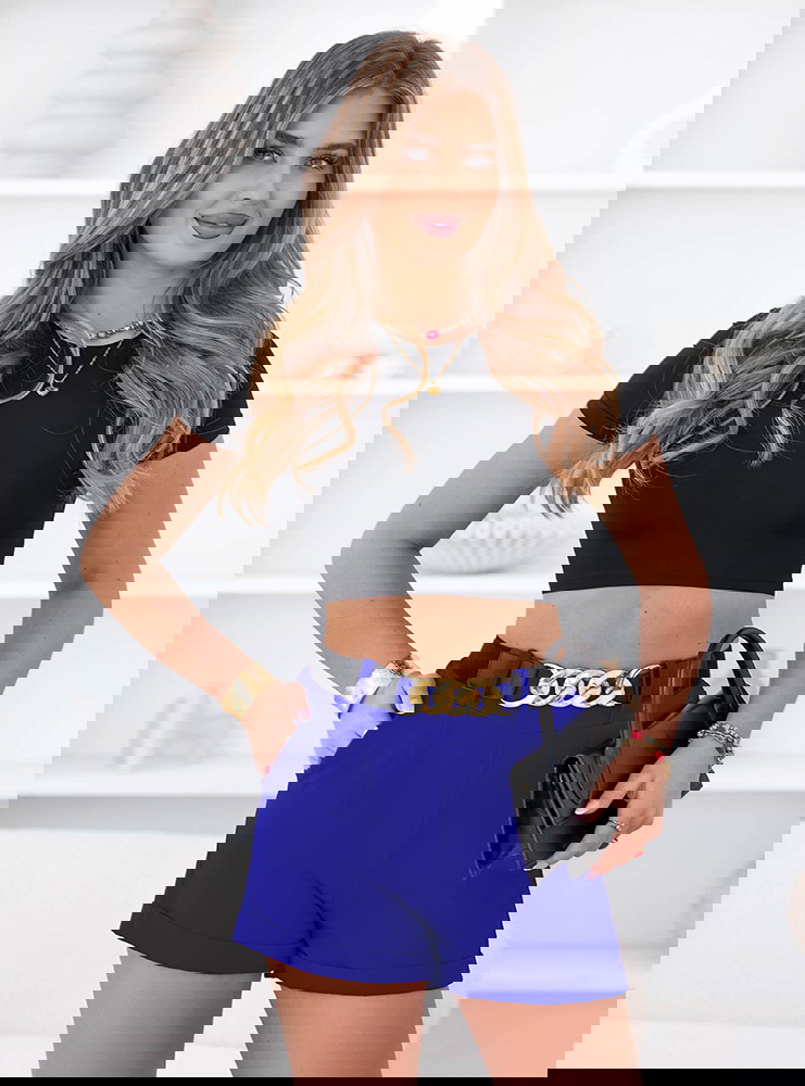 Chabrowe spodenki z ozdobnym paskiem...