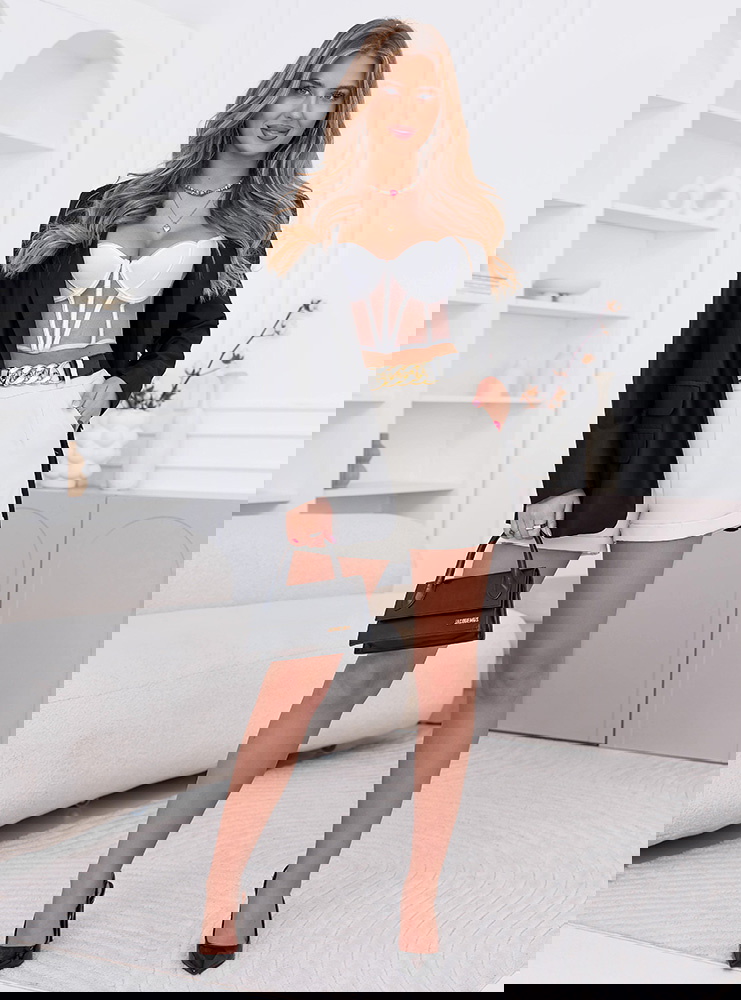 Białe spodenki z ozdobnym paskiem...