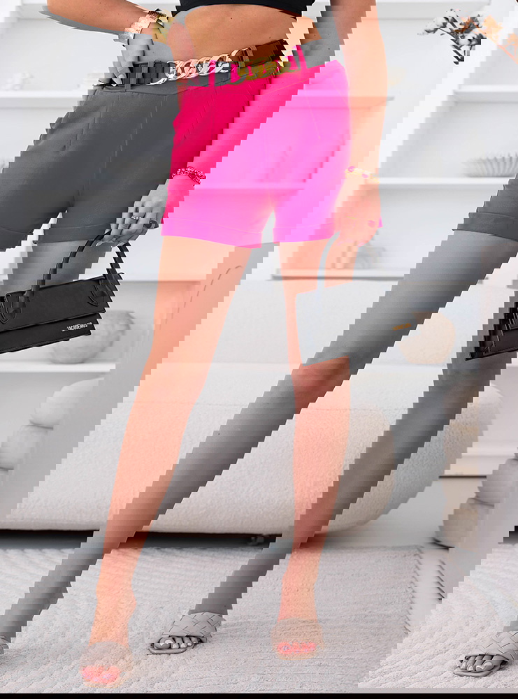 Różowe spodenki z ozdobnym paskiem...