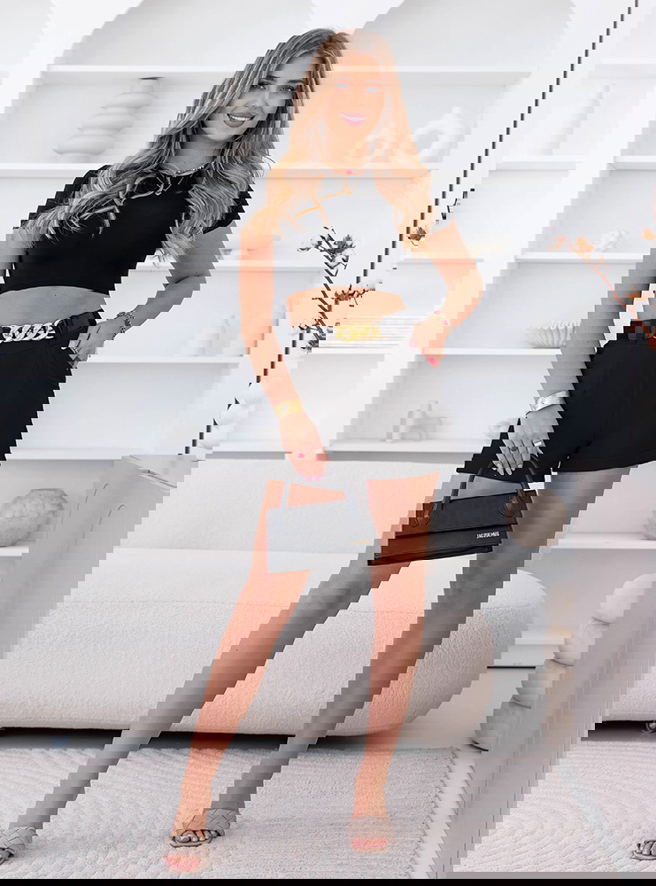 Czarne spodenki z ozdobnym paskiem...