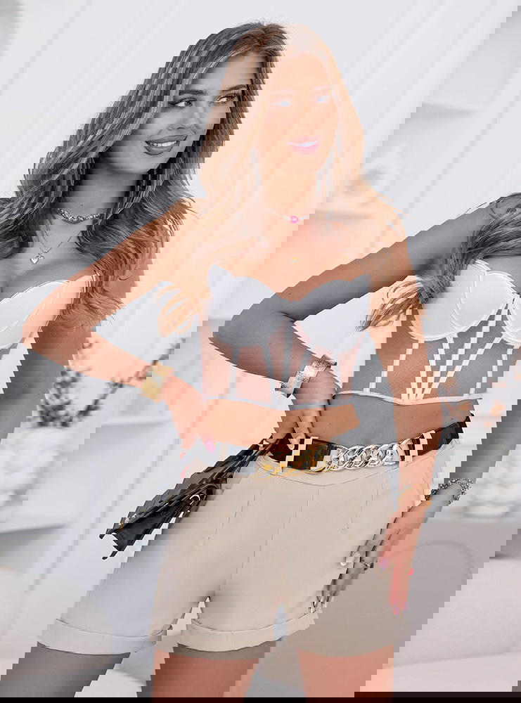 Beżowe spodenki z ozdobnym paskiem...