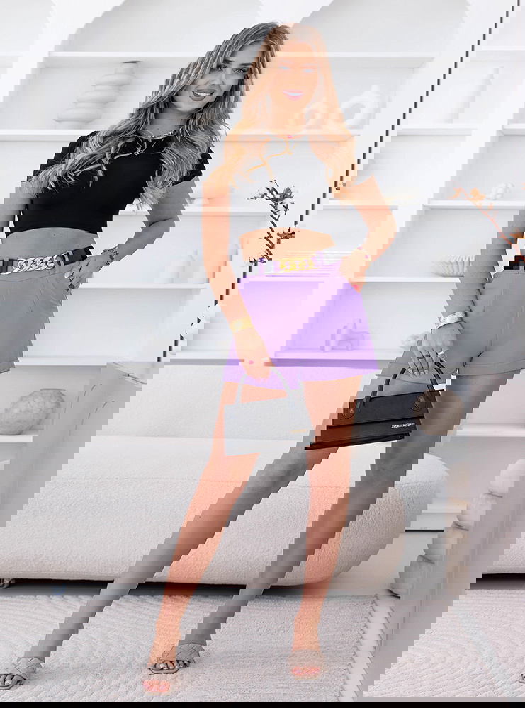 Liliowe spodenki z ozdobnym paskiem...