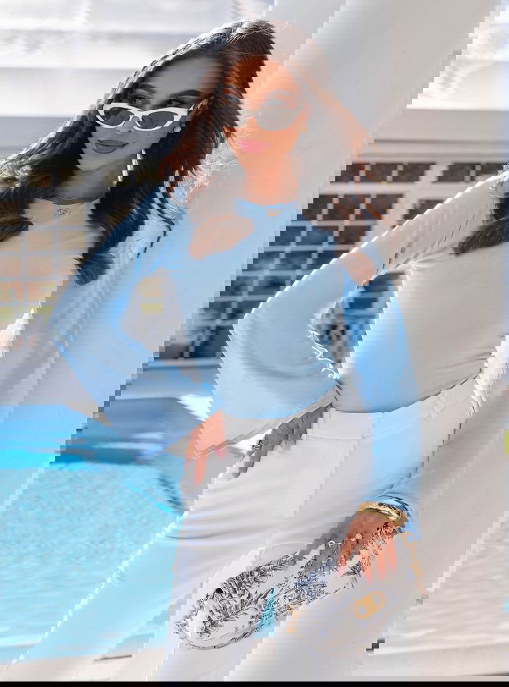 Błękitna bluzka z szerokimi rękawami...