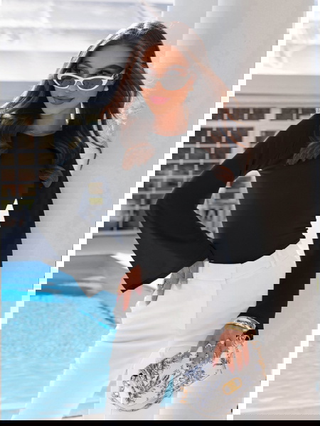 Czarna bluzka z szerokimi...