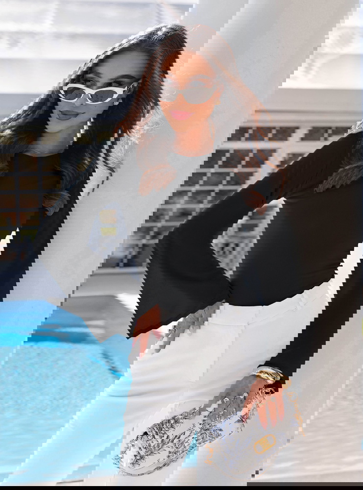 Czarna bluzka z szerokimi rękawami...