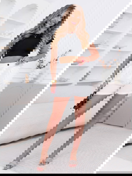 Białe szorty z wysokim... 2