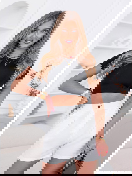 Białe szorty z wysokim...