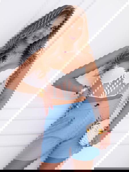 Błękitne szorty z wysokim...