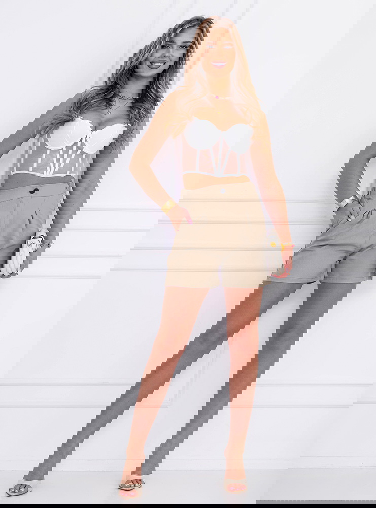 Ciemnobeżowe szorty z wysokim stanem...