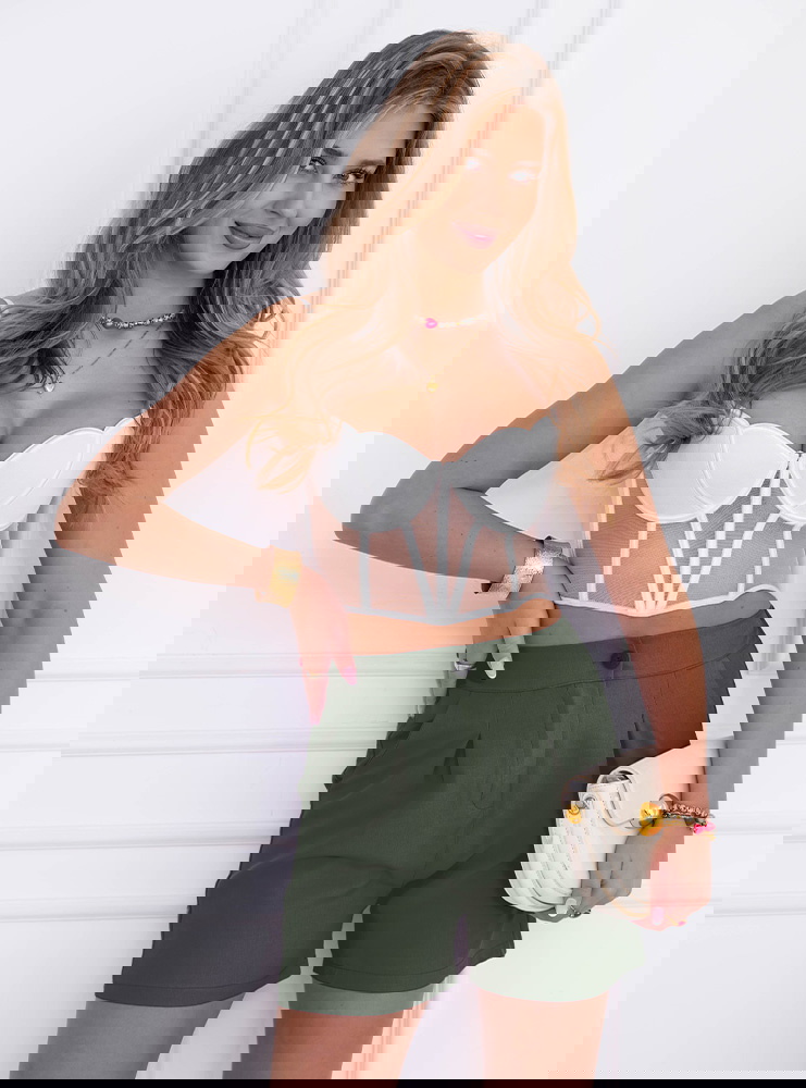 Szorty z wysokim stanem i kieszeniami...