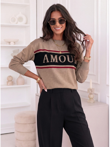 Sweter z ozdobnym napisem... 2