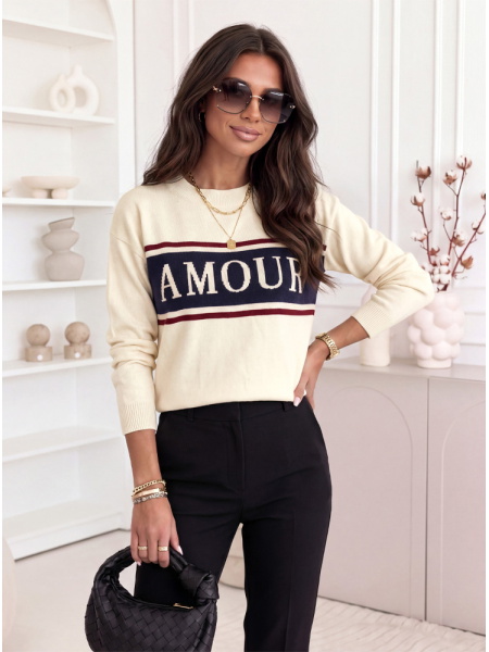 Sweter z ozdobnym napisem...
