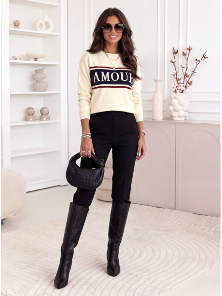 Sweter z ozdobnym napisem... 2