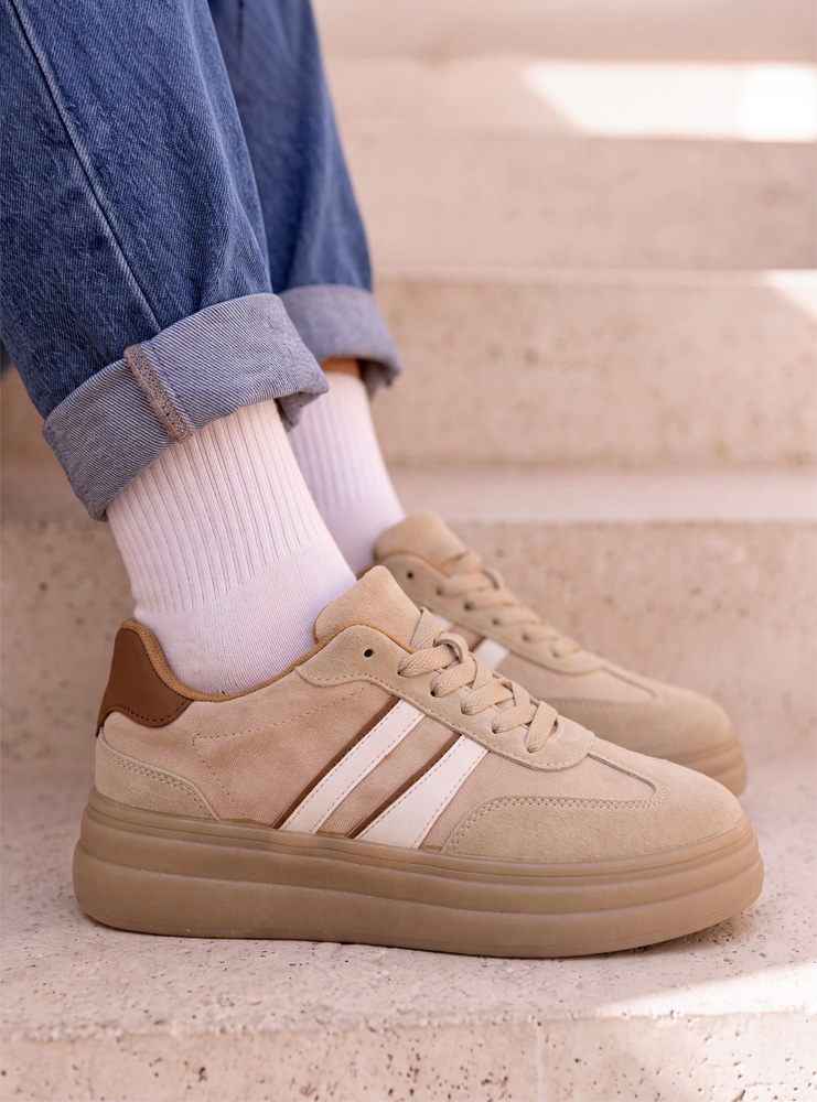 Beżowe sneakersy z białymi paskami po...