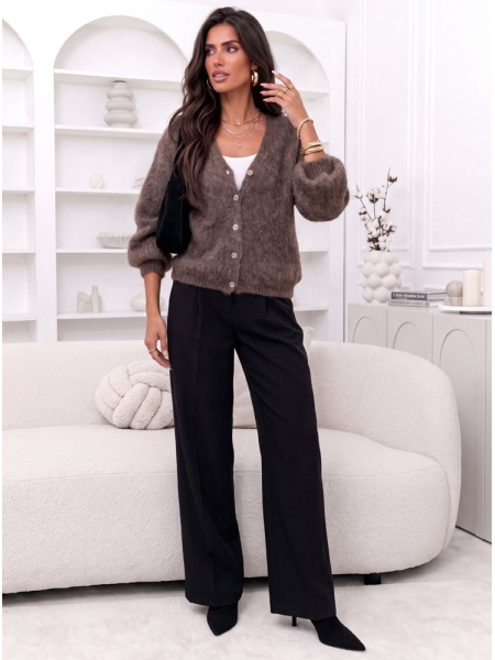 Puszysty sweter zapinany na... 2
